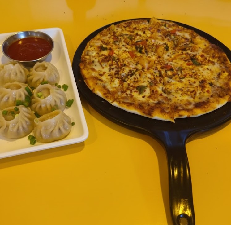 Pizzas & Momos